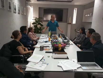 reunión de trabajo en sala de juntas, con Günter presentando