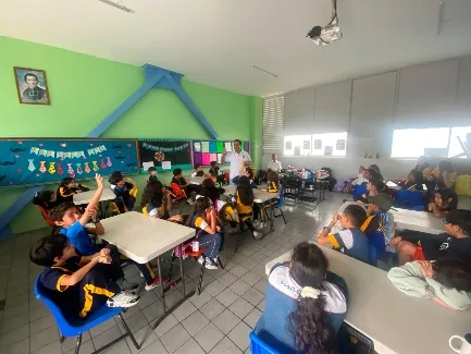 sesión de sensibilización ambiental en salón de clases