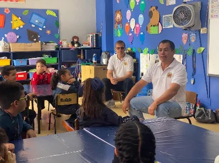 reunión con estudiantes sobre el trabajo de la A.C. en Chiapas