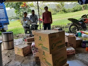 donativos bajo lona, listos para entrega en la comunidad