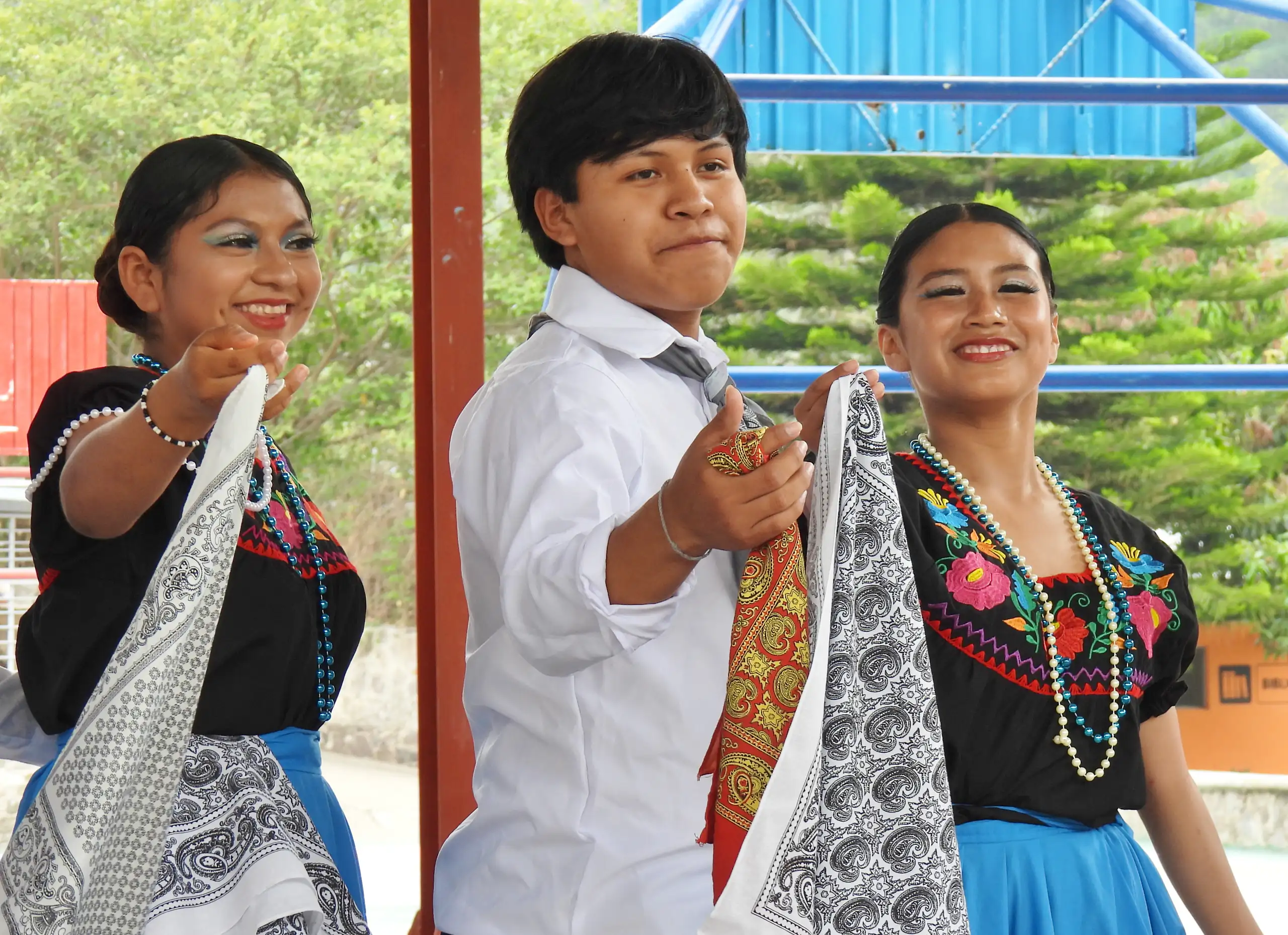 Tres alumnos bailando con atuendo regional y rebozos