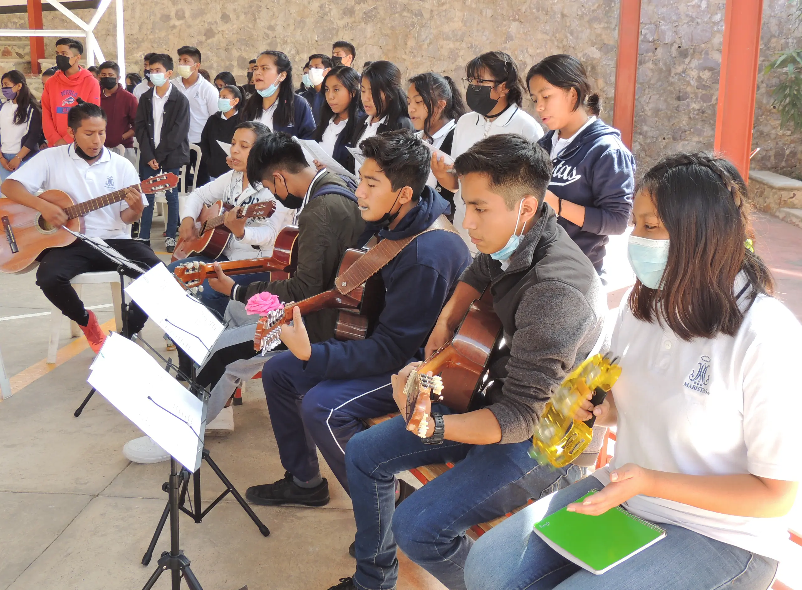 Ensamble de alumnos con guitarras y atriles